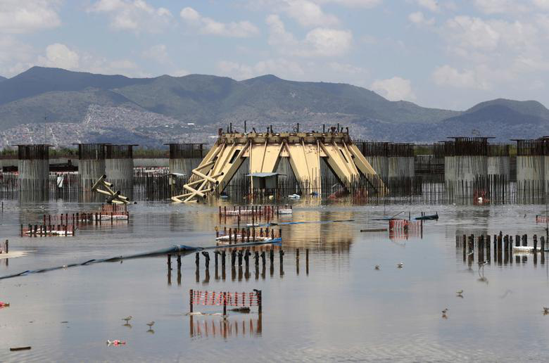 Cỏ dại, ngập lụt xung quanh sân bay bỏ hoang trị giá 13 tỷ USD ở Mexico - Ảnh 10.