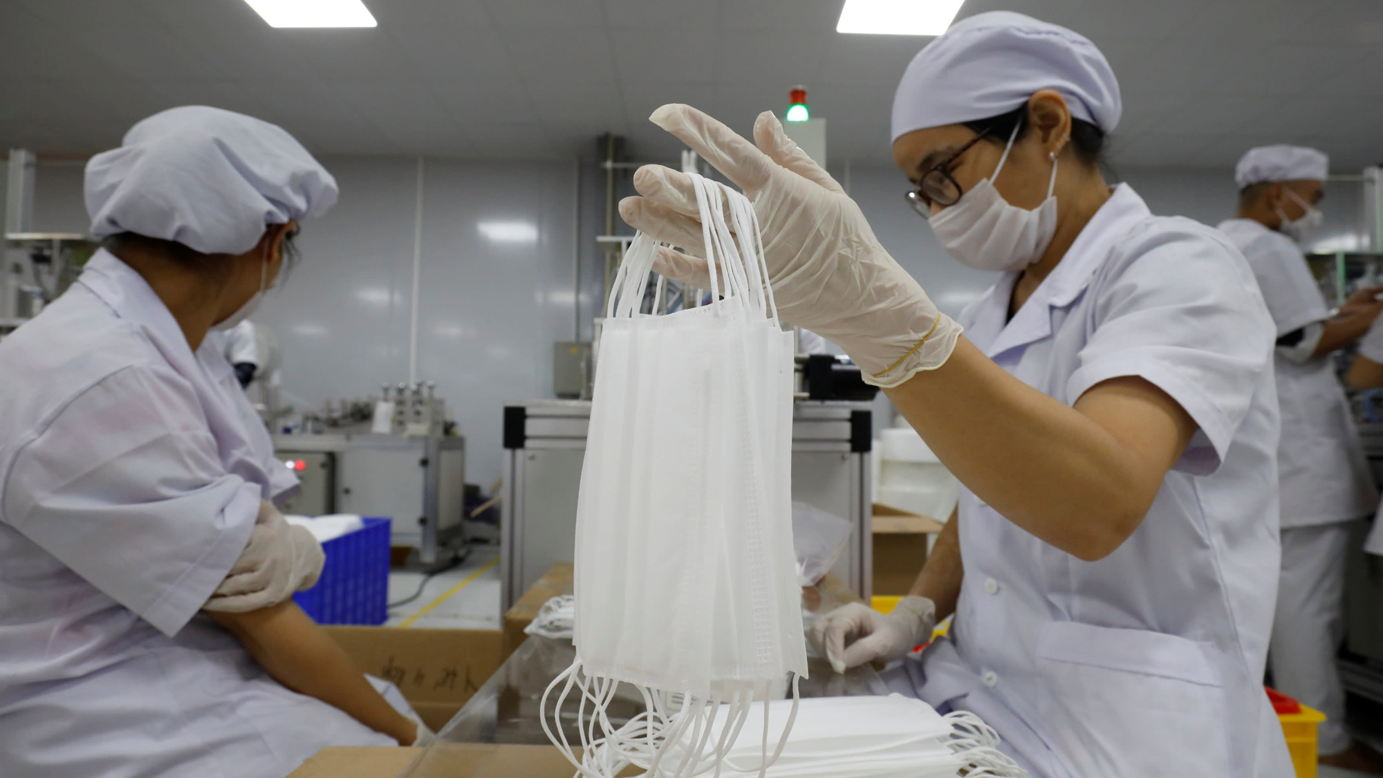 Nikkei: Việt Nam đang trở thành công xưởng khẩu trang của thế giới - Ảnh 1.