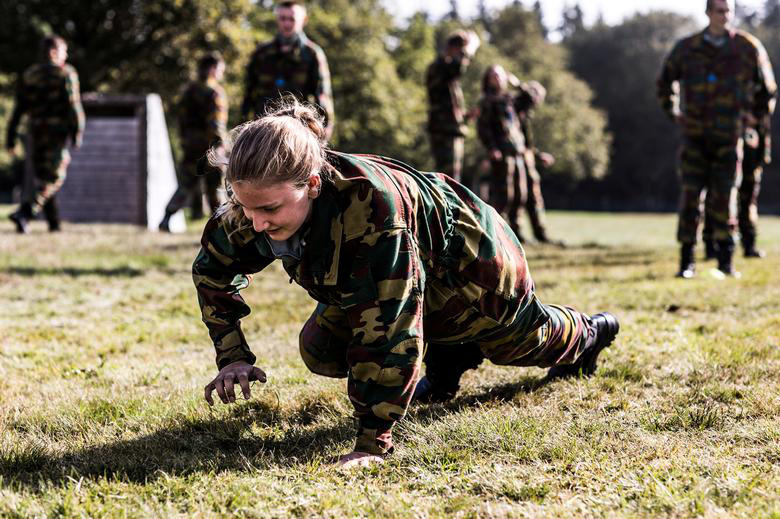 Công chúa Bỉ xinh đẹp hăng say tham gia huấn luyện quân sự - Ảnh 1.