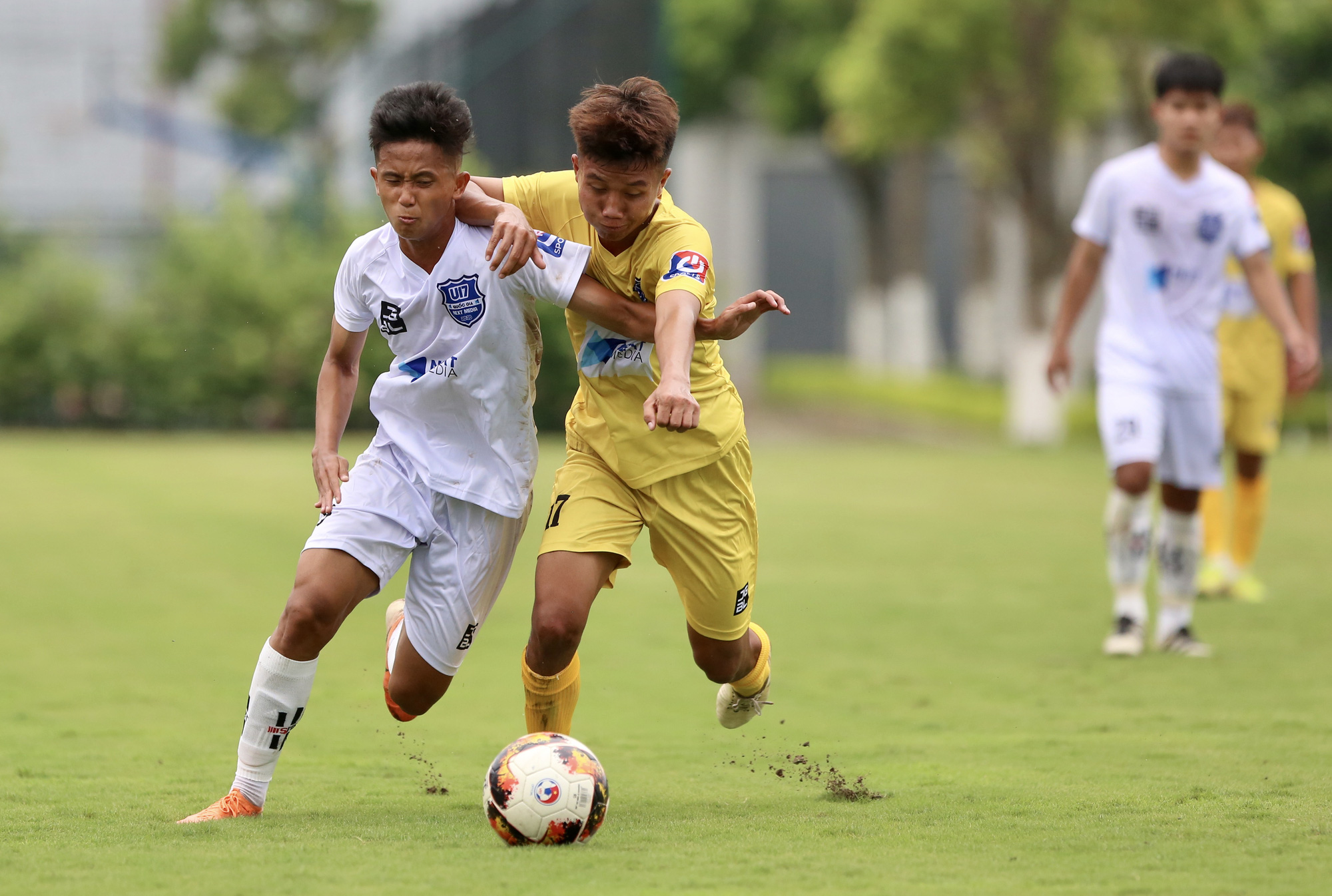 U17 HAGL (áo trắng) và U17 Đồng Tháp đã hòa nhau 2-2 ở trận ra quân. Ảnh: VFF