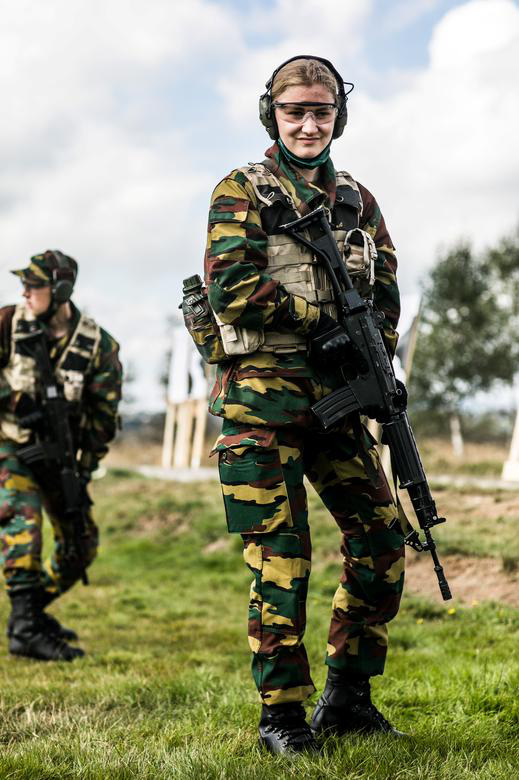 Công chúa Bỉ xinh đẹp hăng say tham gia huấn luyện quân sự - Ảnh 4.