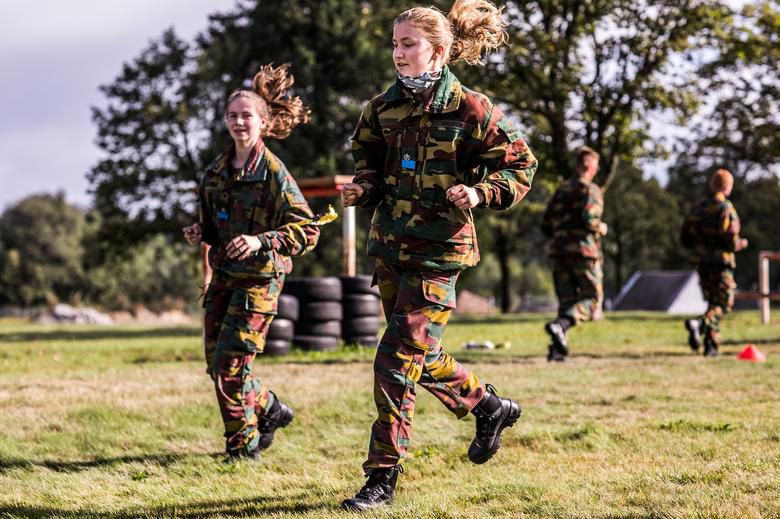 Công chúa Bỉ xinh đẹp hăng say tham gia huấn luyện quân sự - Ảnh 6.