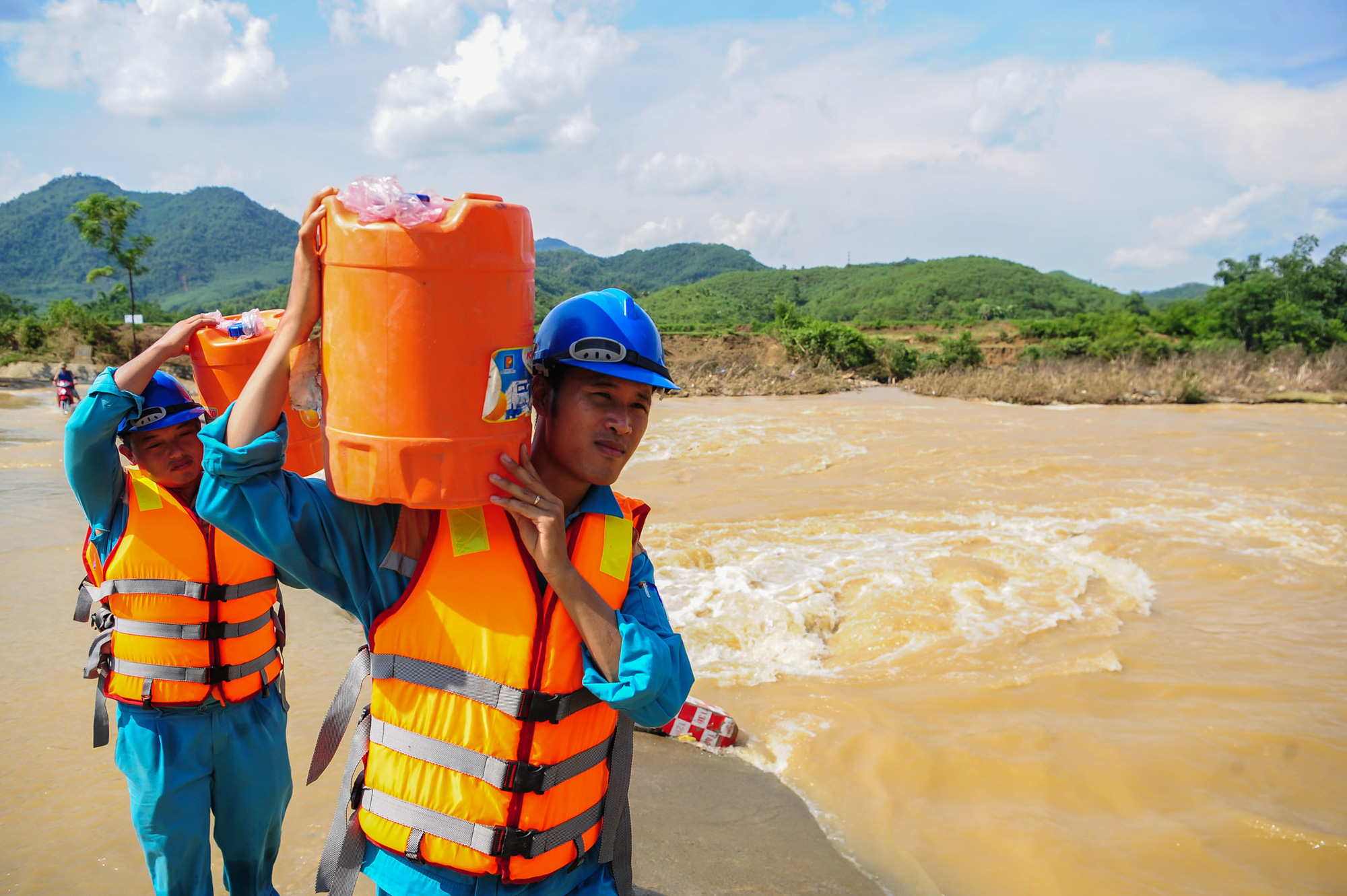 Nhà mạng ứng phó bão số 5: Viettel huy động 1.500 nhân sự kỹ thuật - Ảnh 1.