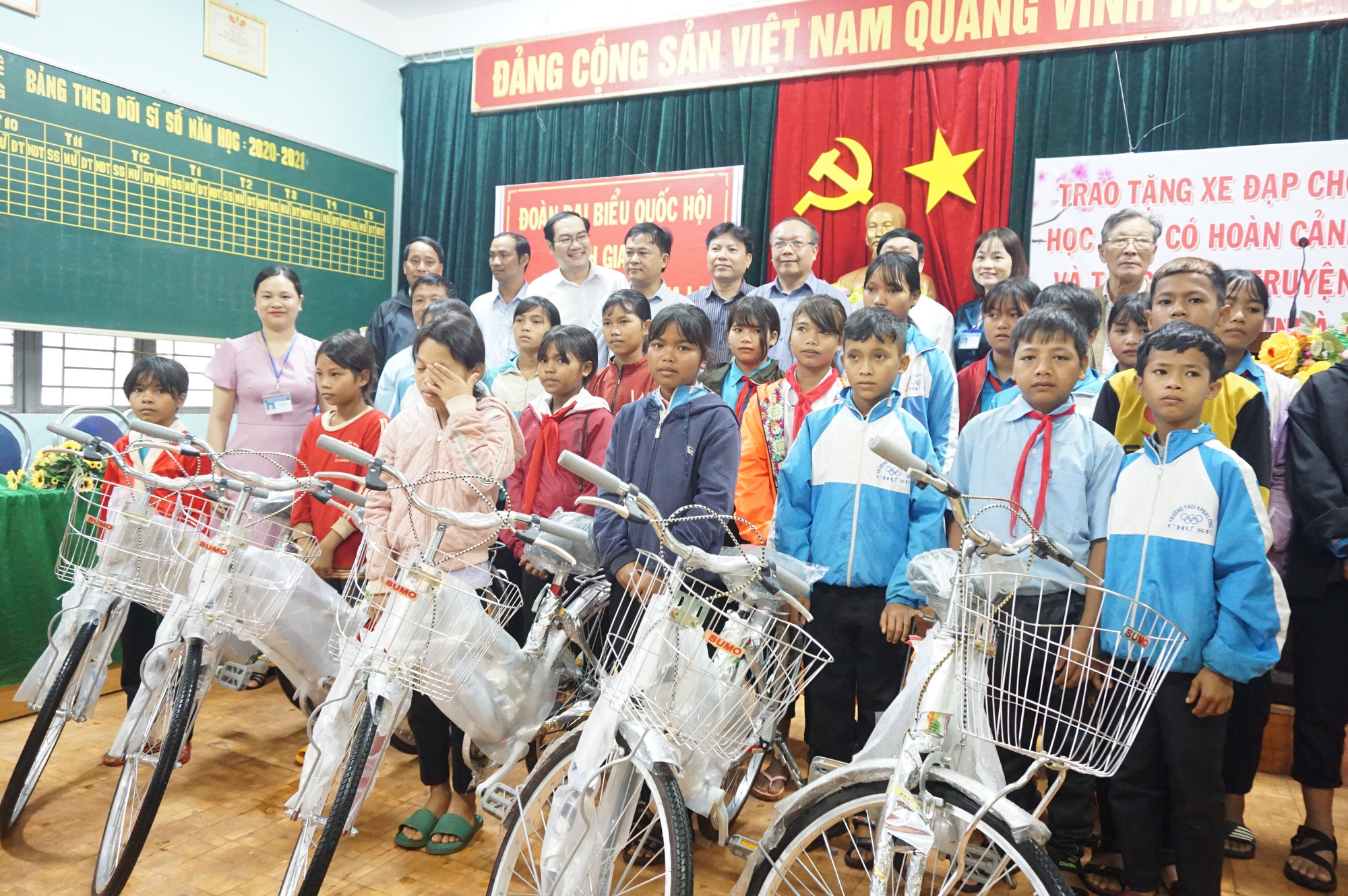 Gia Lai: Trao xe đạp, nâng bước hoc sinh nghèo đến trường - Ảnh 2.