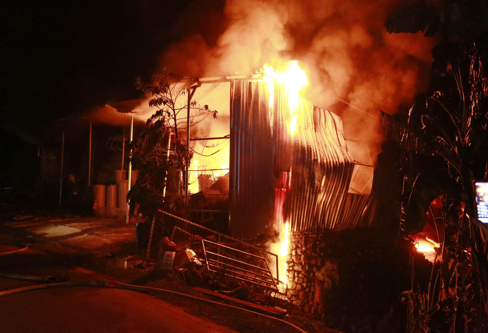 Quảng Ninh: Cháy lớn trong đêm, thiêu rụi cửa hàng rộng hơn 300m2 - Ảnh 1.