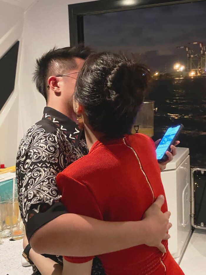 Matt Liu tiếp tục công khai ảnh hôn môi Hương Giang trên du thuyền sang chảnh - Ảnh 2.
