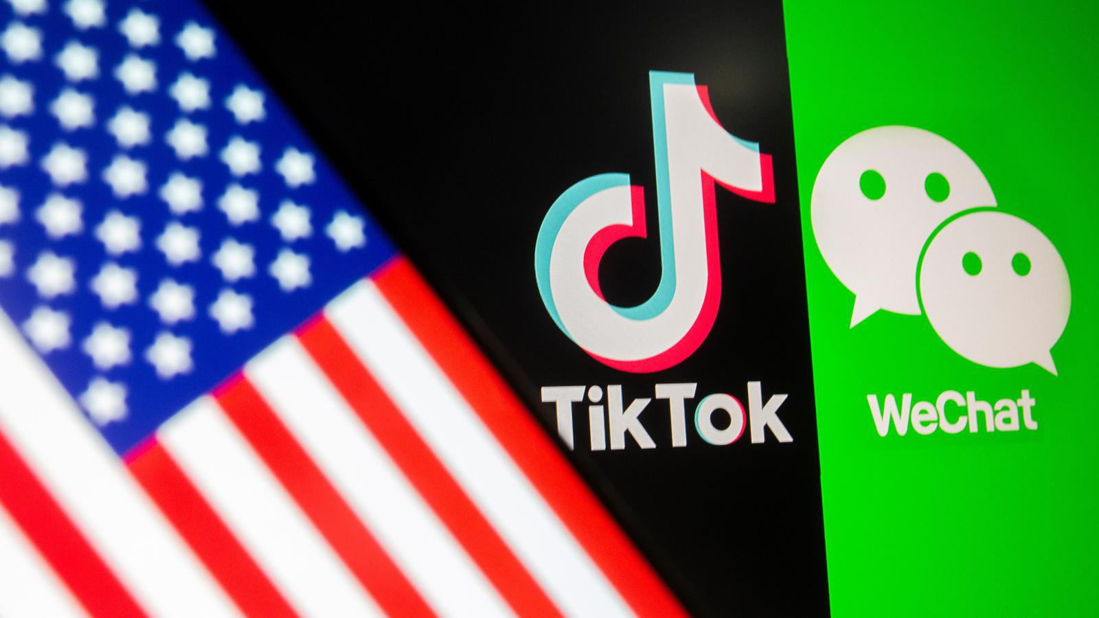 Donald Trump đang có kế hoạch &quot;đóng băng&quot; các ứng dụng TikTok và WeChat bằng cách cấm chúng từ các cửa hàng ứng dụng của Apple và Google. Ảnh: @Mark Schiefelbein / Associated Press.
