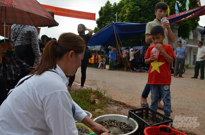 Những phiên chợ bán đặc sản... ốc sên - Ảnh 10.