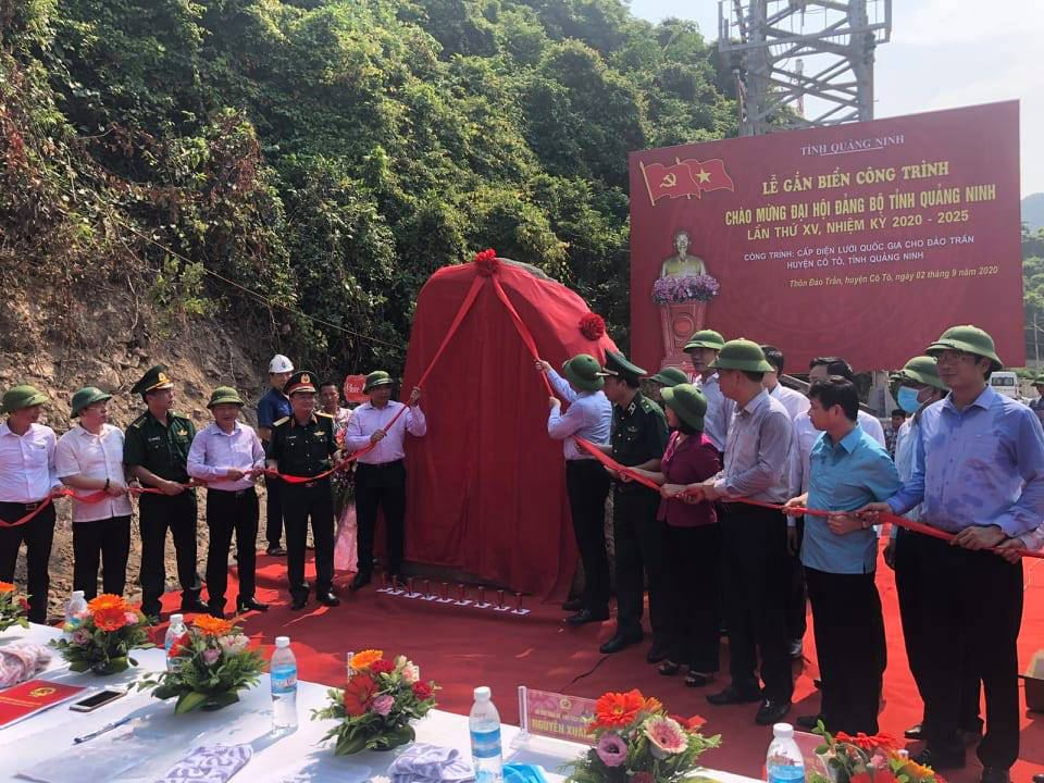 Quảng Ninh: Đảo Trần chính thức có điện lưới quốc gia - Ảnh 1.