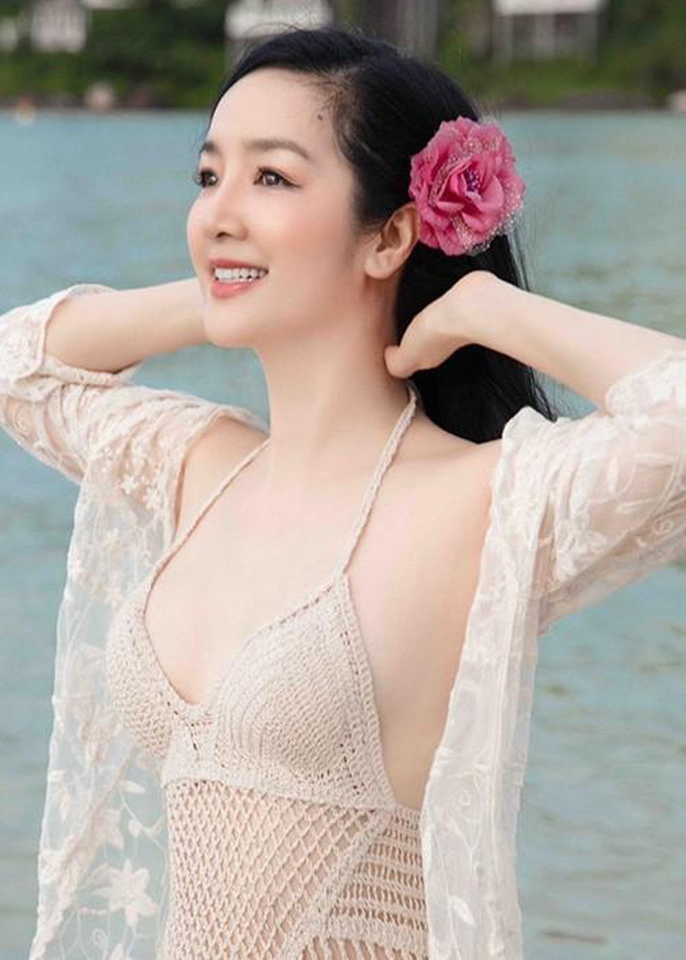 Hoa hậu U50 lại táo bạo mặc bikini họa tiết da báo, đẹp như &quot;chị em&quot; với con gái tuổi 25 - Ảnh 6.