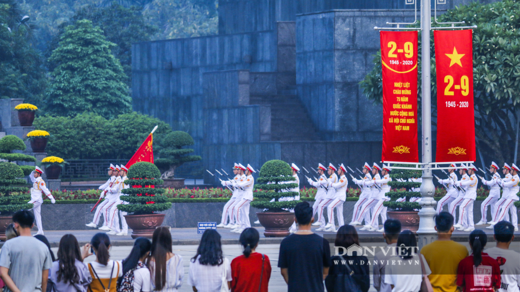 Người dân háo hức xem lễ thượng cờ kỷ niệm 75 năm ngày 2/9 - Ảnh 1.