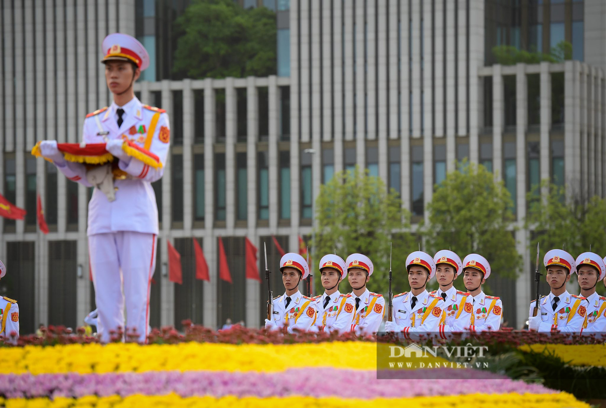 Người dân háo hức xem lễ thượng cờ kỷ niệm 75 năm ngày 2/9 - Ảnh 4.