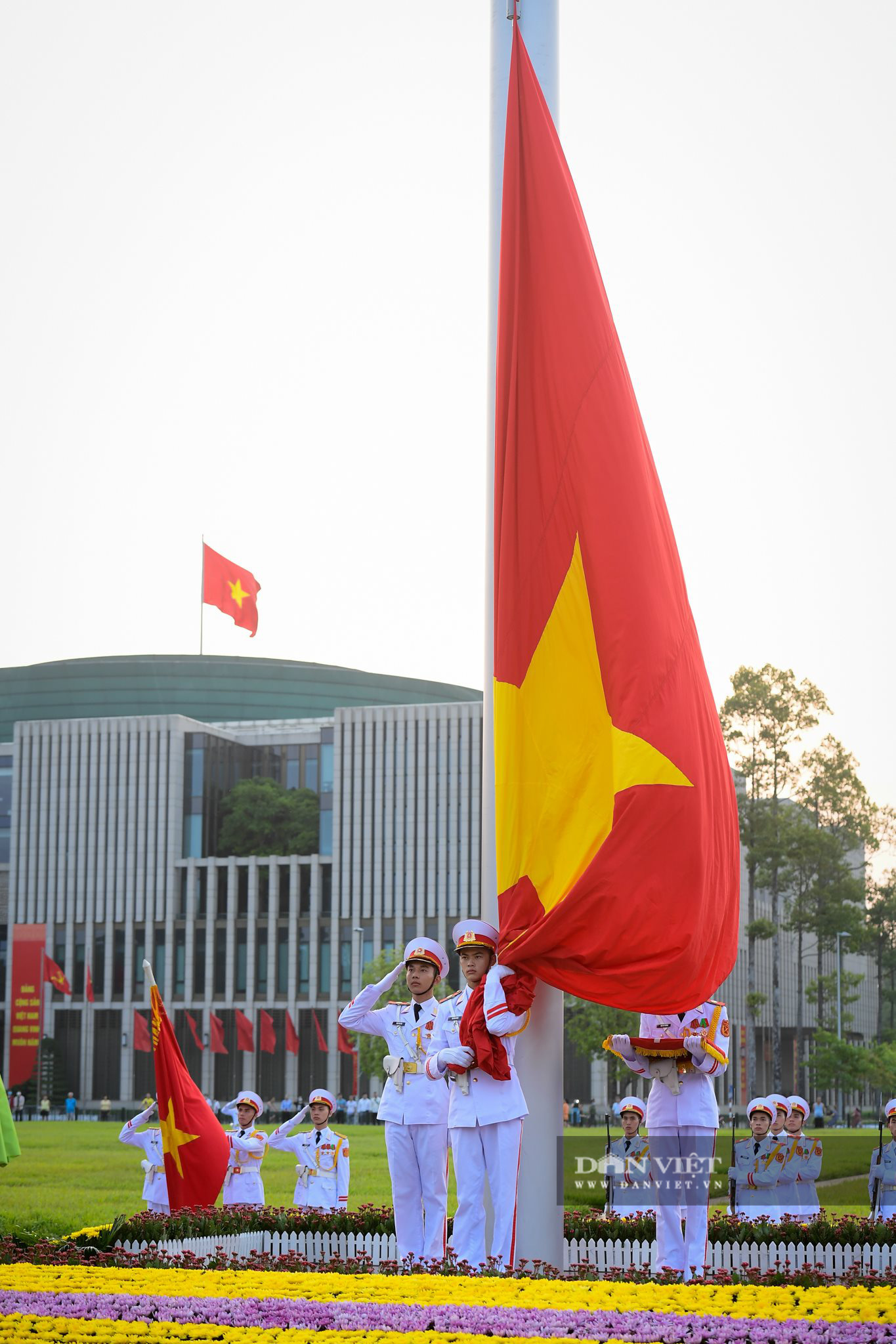 Người dân háo hức xem lễ thượng cờ kỷ niệm 75 năm ngày 2/9 - Ảnh 5.