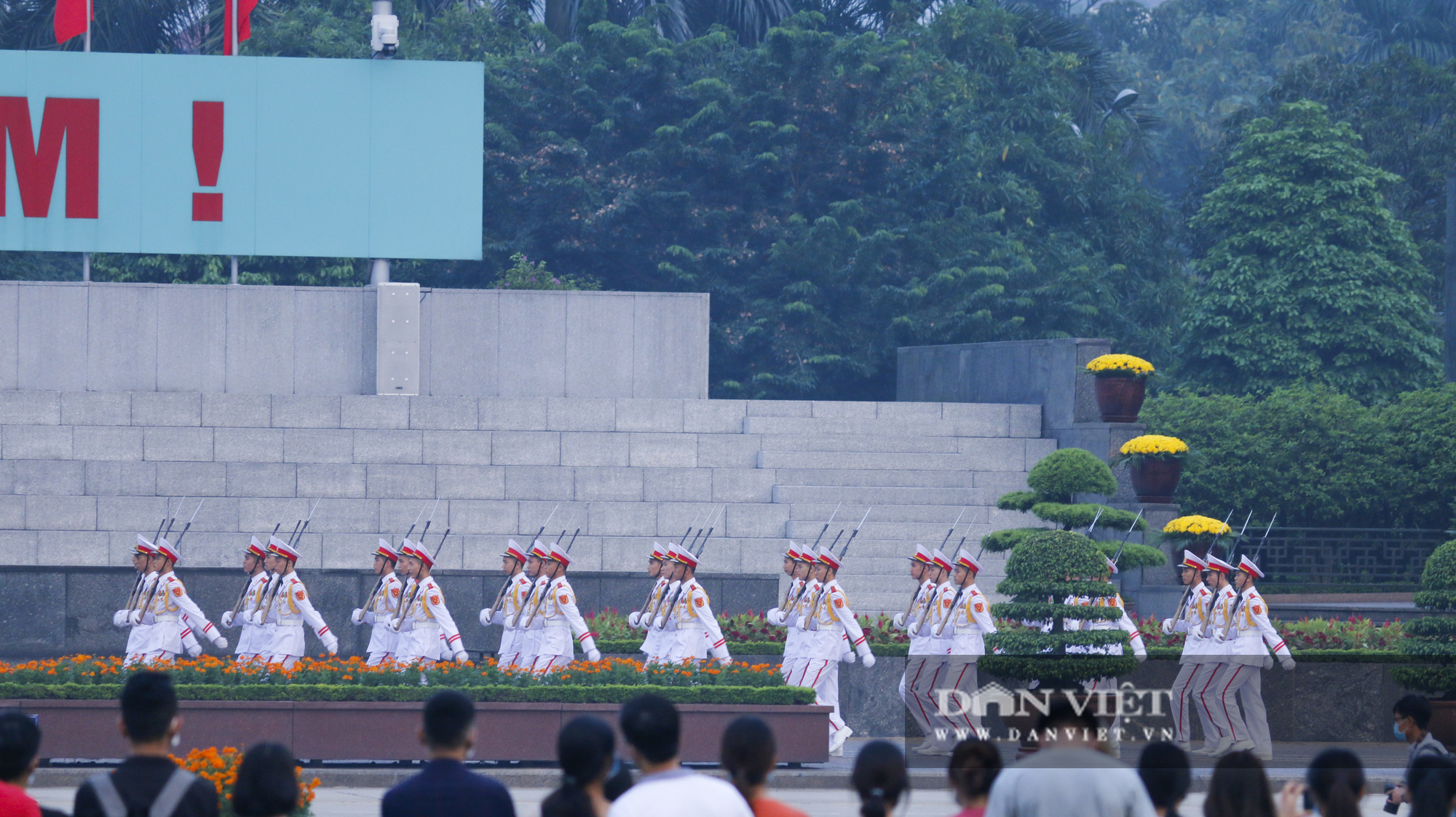 Người dân háo hức xem lễ thượng cờ kỷ niệm 75 năm ngày 2/9 - Ảnh 6.