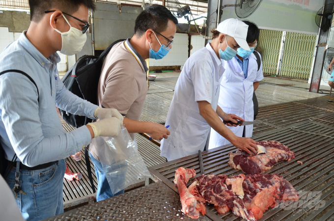 Lần đầu mổ bò Nhật giá tiền triệu ở Hà Nội: Ai cũng hồi hộp - Ảnh 6.