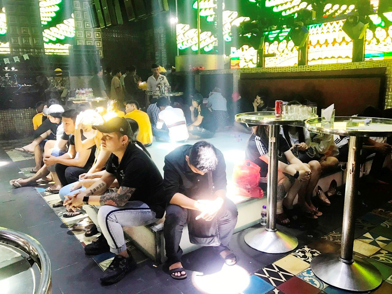 Phát hiện 102 người đang mở tiệc ma túy” trong quán bar ở Tiền Giang - Ảnh 2.