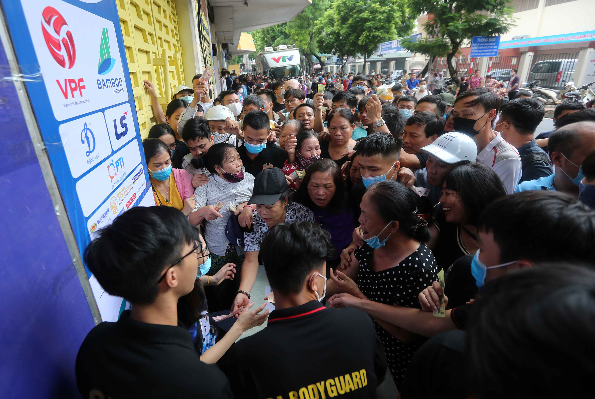 Phe vé và người hâm mộ chen lấn mua vé vào xem trận chung kết Cúp QG 2020 giữa Hà Nội FC và Viettel. Ảnh: Hải Đăng