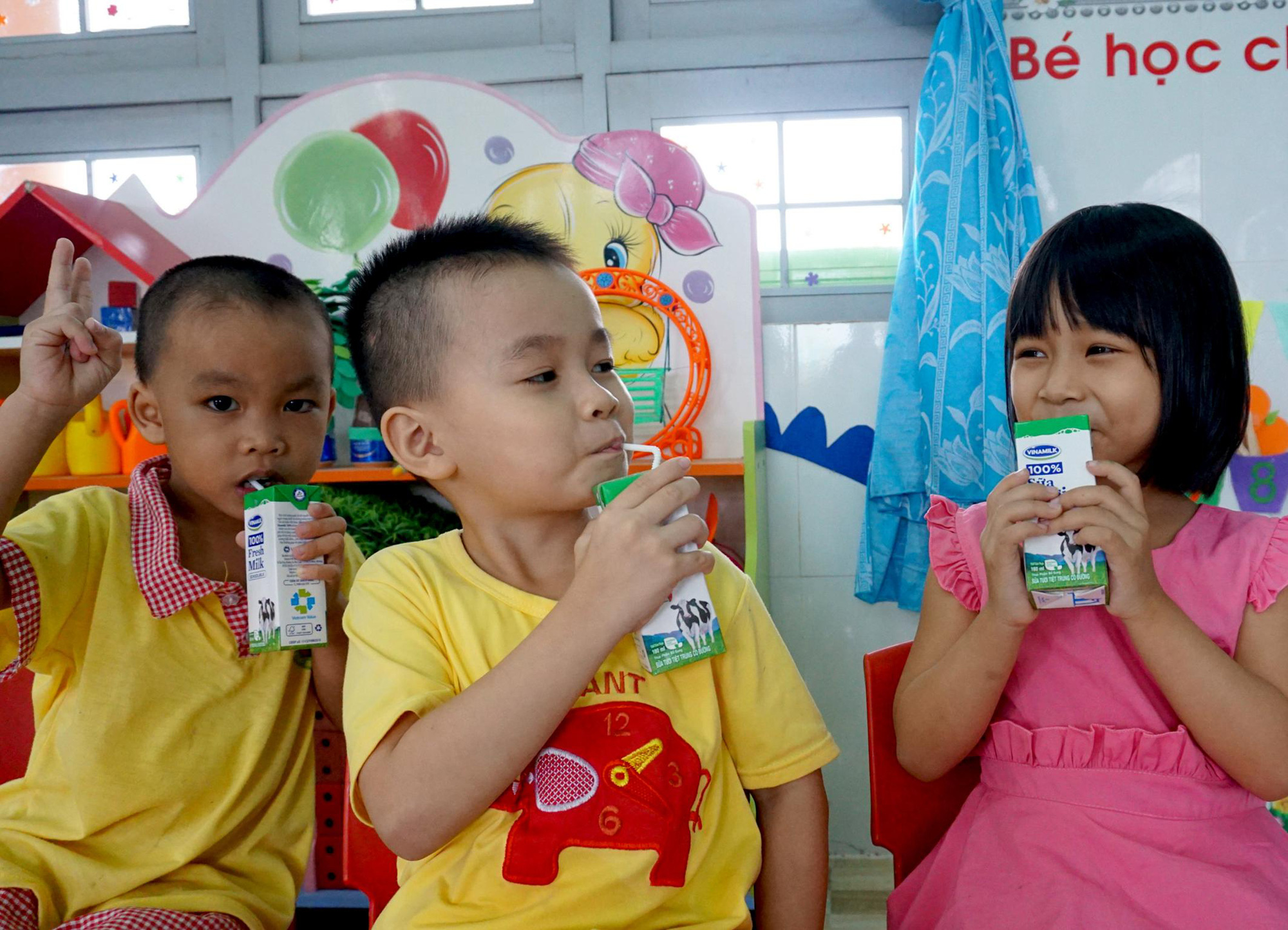 Bình Định tích cực triển khai sữa học đường trong năm học mới - Ảnh 1.