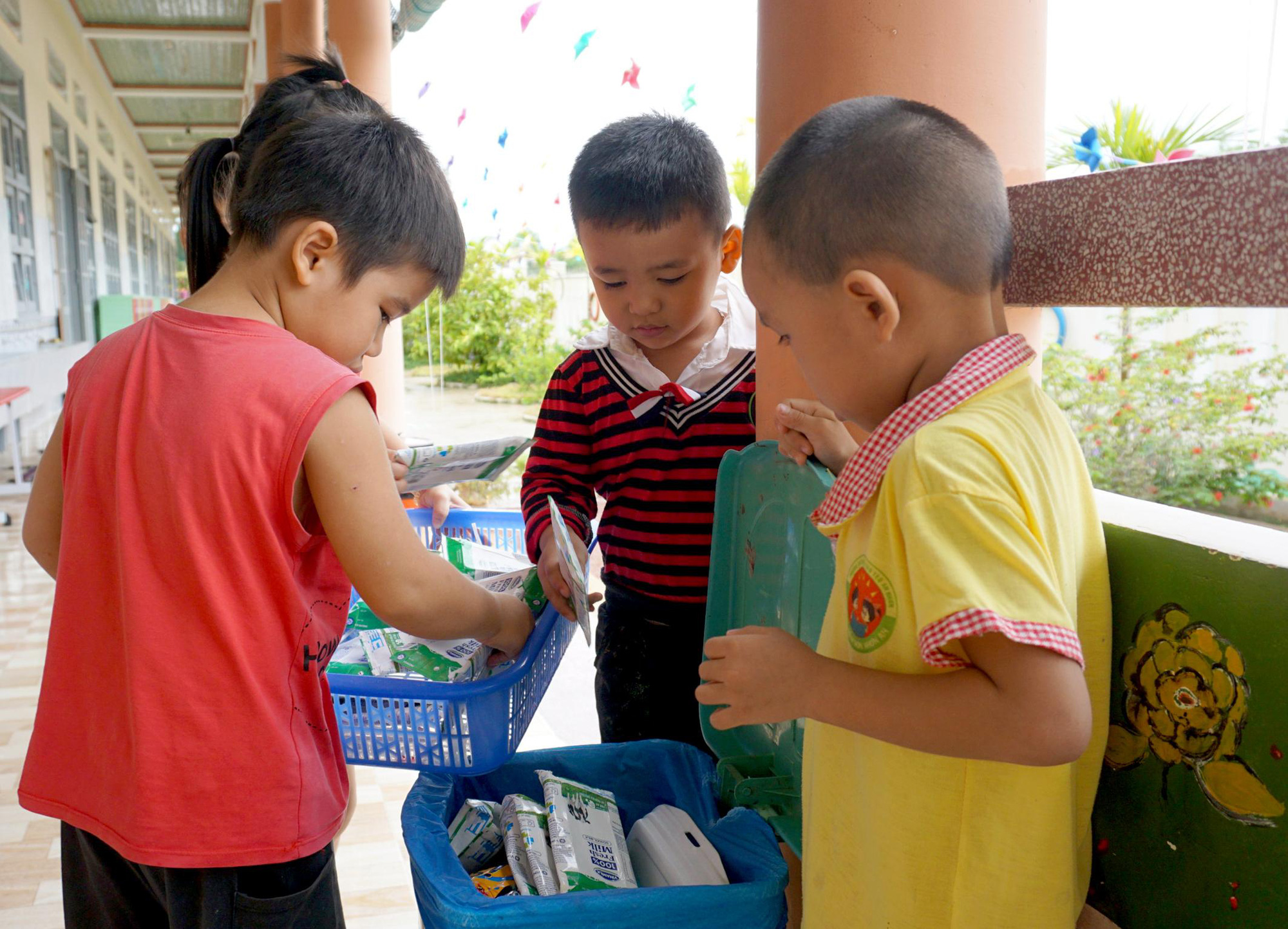 Bình Định tích cực triển khai sữa học đường trong năm học mới - Ảnh 3.