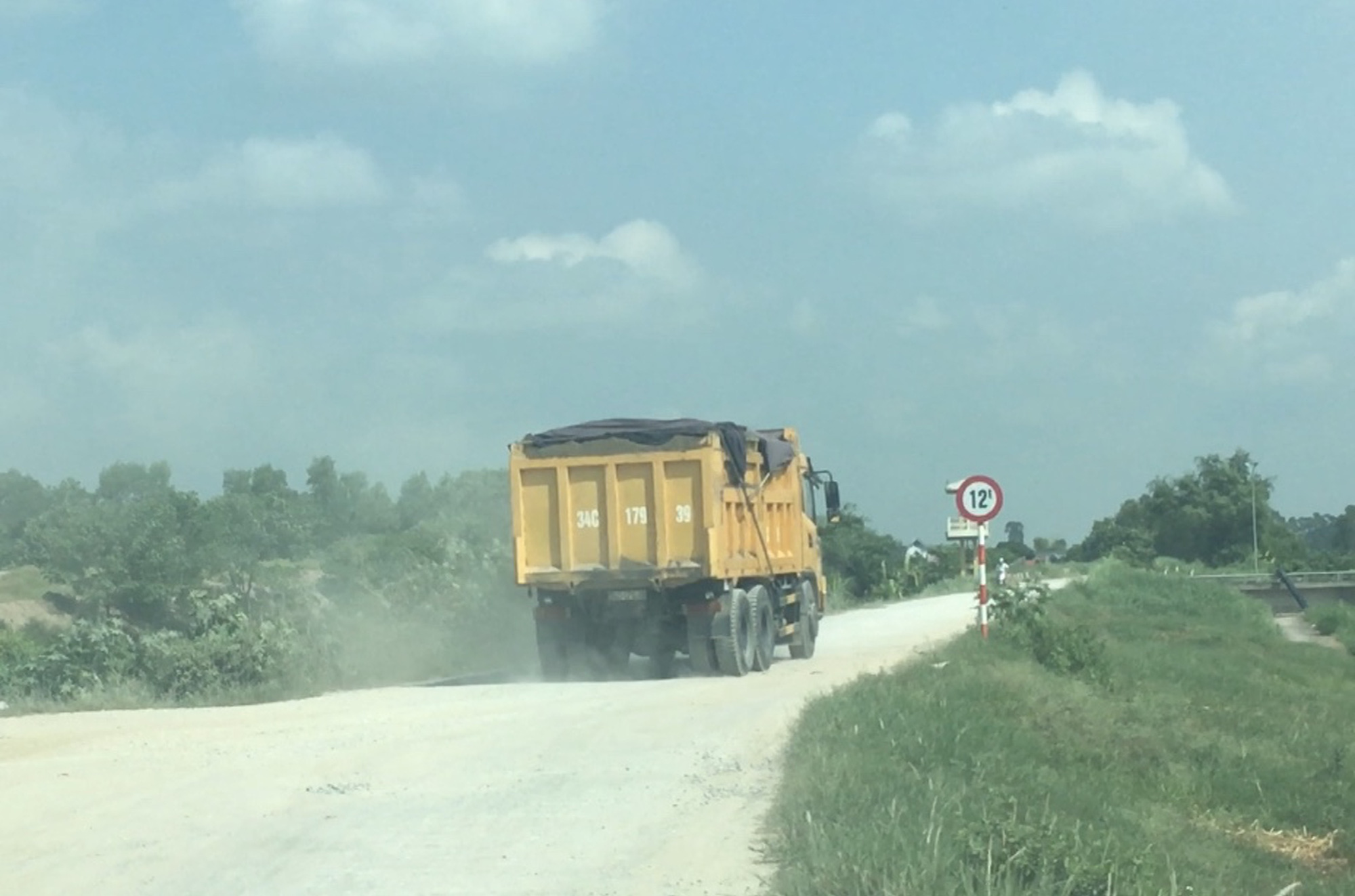 Hải Dương: Nhức nhối tình trạng phạm luật đê điều dọc bờ sông Luộc  - Ảnh 3.