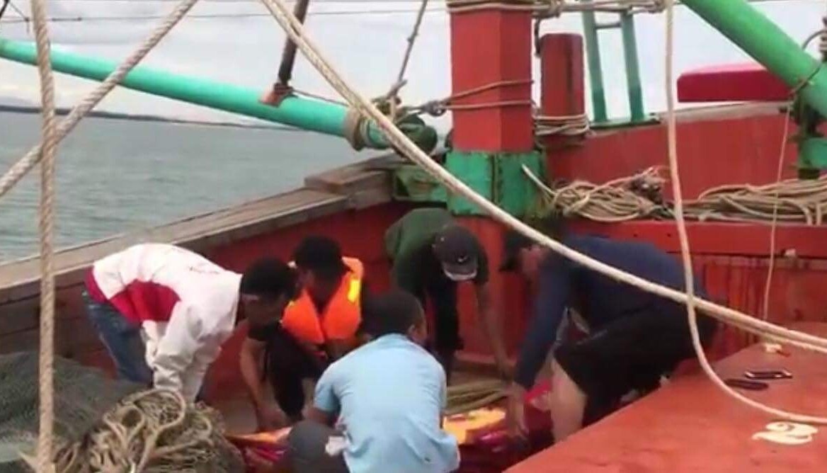 Quảng Bình: Một thuyền viên tử vong khi chụp mực trên biển - Ảnh 1.