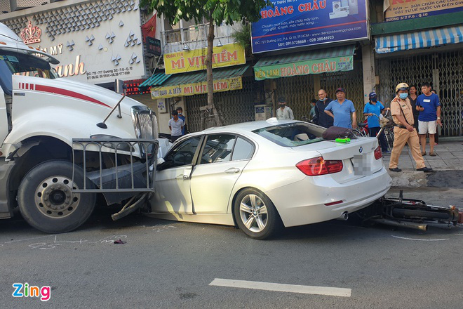 Xe container tông ôtô BMW và 2 xe máy, 5 người bị thương nặng - Ảnh 1.