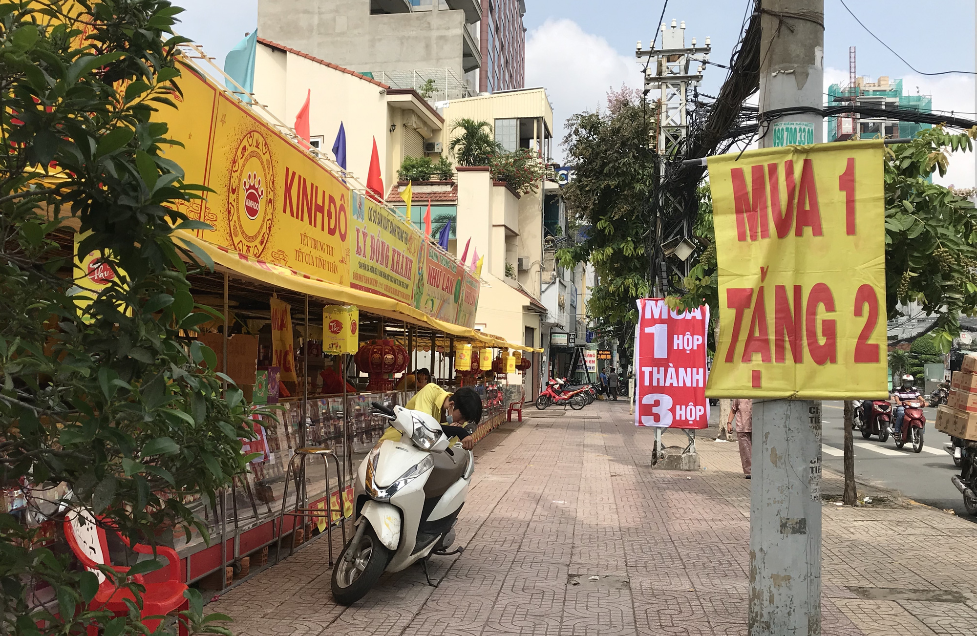 Thực hư bánh Trung thu "mua 1 thành 3", "mua 1 thành 4" đầy đường Sài Gòn - Ảnh 1.