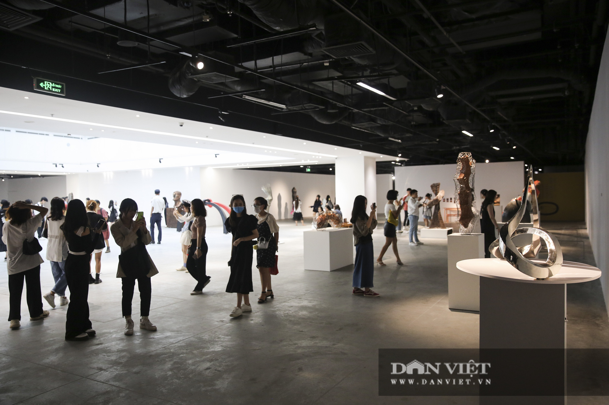 Giới trẻ Hà Nội đổ xô đến triển lãm Điêu khắc Hà Nội – Sài Gòn 2020 - Ảnh 12.