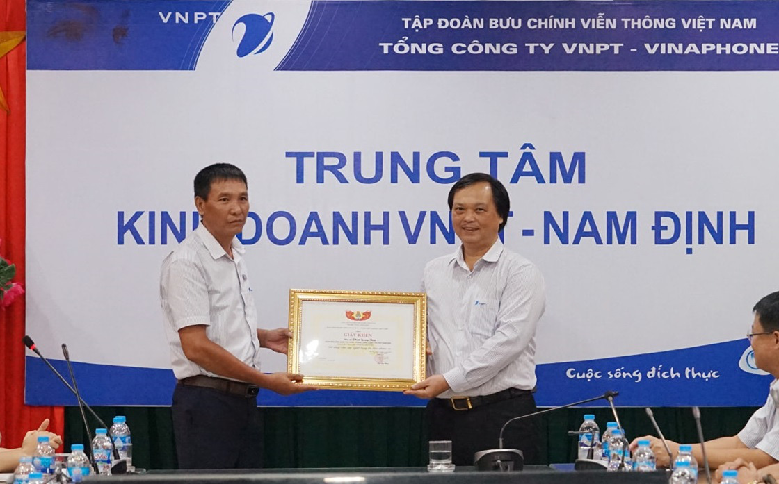 Nam Định: Một người đàn ông nhảy xuống sông cứu hai học sinh đuối nước được khen thưởng - Ảnh 1.