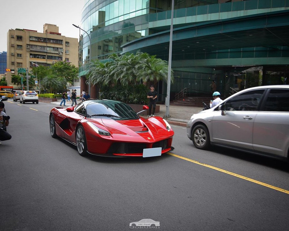 Siêu xe Ferrari LaFerrari cực hiếm và đáng &quot;thèm khát&quot; của nhà giàu Việt vi vu trên đường phố Đài Loan - Ảnh 1.