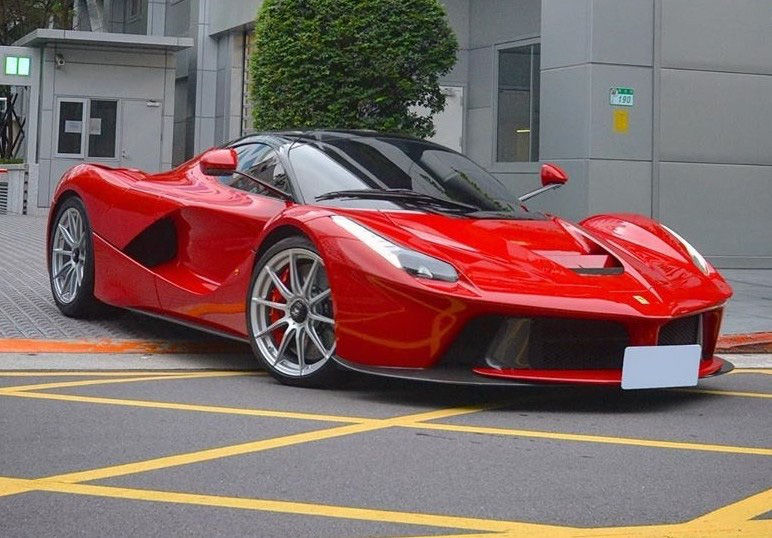 Siêu xe Ferrari LaFerrari cực hiếm và đáng &quot;thèm khát&quot; của nhà giàu Việt vi vu trên đường phố Đài Loan - Ảnh 5.