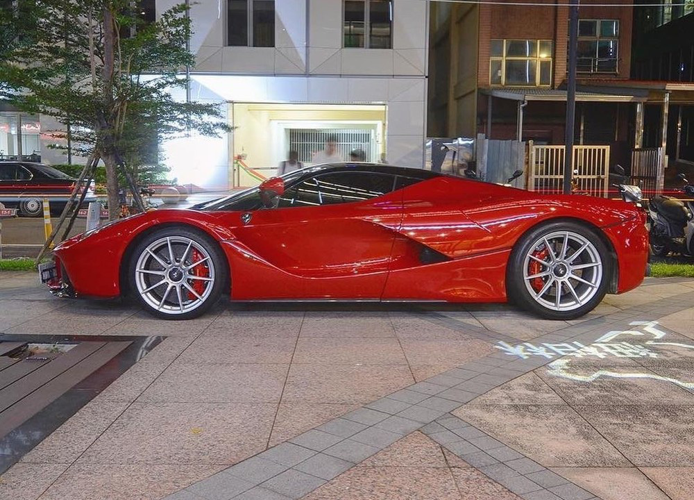 Siêu xe Ferrari LaFerrari cực hiếm và đáng &quot;thèm khát&quot; của nhà giàu Việt vi vu trên đường phố Đài Loan - Ảnh 2.