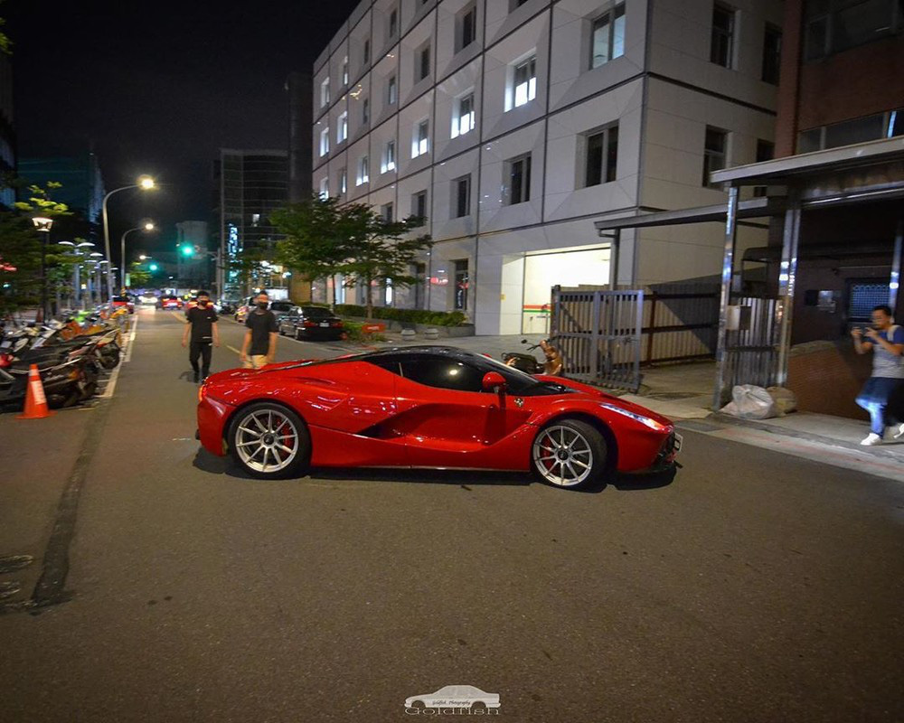 Siêu xe Ferrari LaFerrari cực hiếm và đáng &quot;thèm khát&quot; của nhà giàu Việt vi vu trên đường phố Đài Loan - Ảnh 6.
