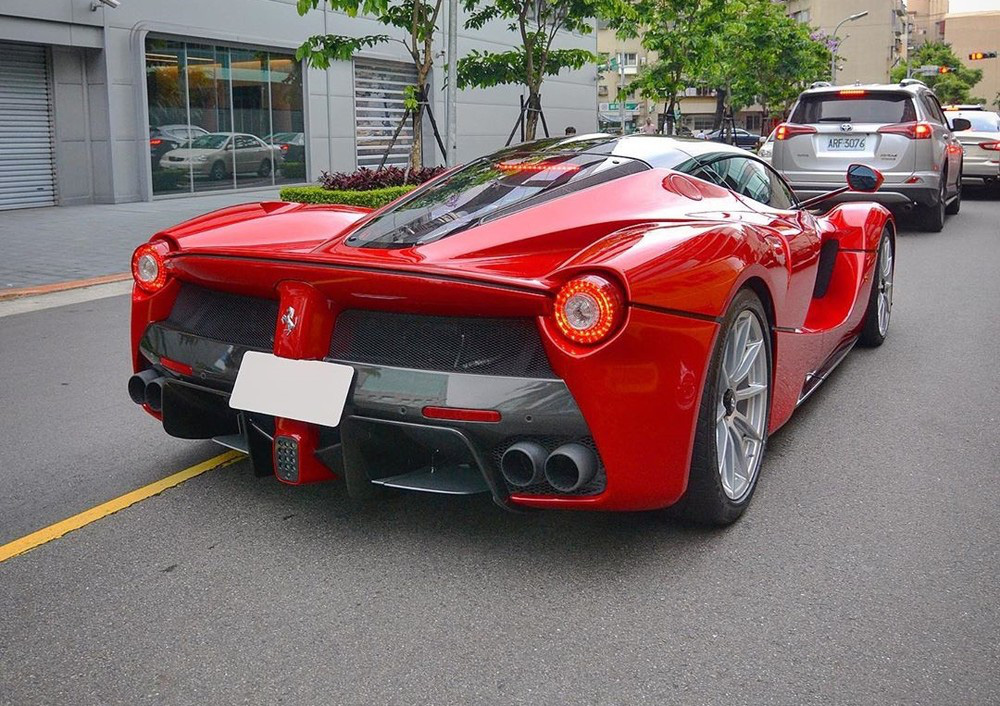 Siêu xe Ferrari LaFerrari cực hiếm và đáng &quot;thèm khát&quot; của nhà giàu Việt vi vu trên đường phố Đài Loan - Ảnh 3.