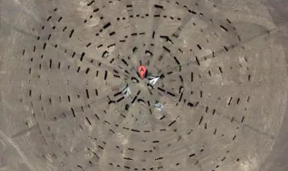  Google Earth phát hiện bí mật quân sự Trung Quốc muốn che giấu ở sa mạc Gobi? - Ảnh 2.