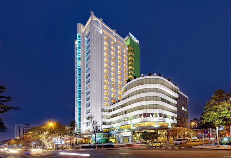 Nợ ngân hàng, hàng loạt khách sạn Đà Nẵng rao bán rẻ - Ảnh 2.