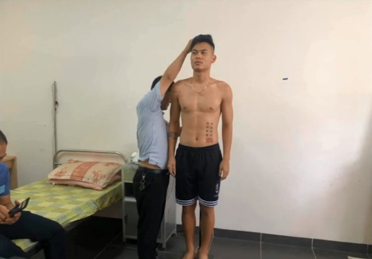 Ngôi sao U23 Việt Nam để lộ hình xăm lạ bằng chữ Hán - Ảnh 1.
