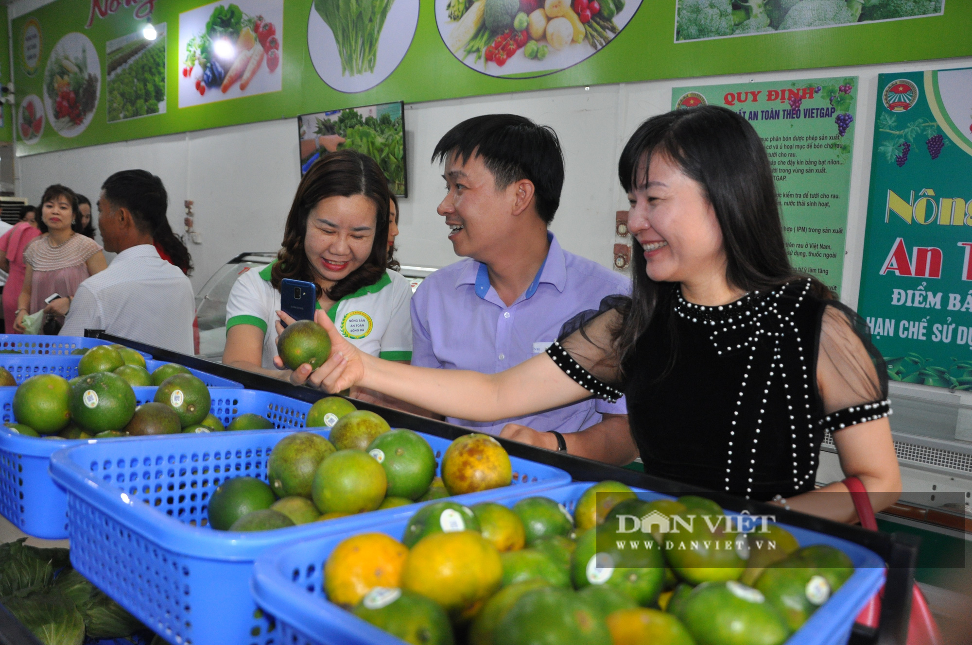 CLIP: Chủ tịch Hội Nông dân Việt Nam ấn tượng với đặc sản tại cửa hàng nông sản đặc sản đầu tiên ở Hòa Bình - Ảnh 4.