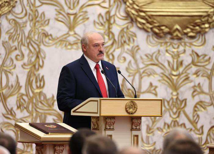 Lễ nhậm chức 'bí mật' của ông Lukashenka gây sốc cho người Belarus - Ảnh 1.