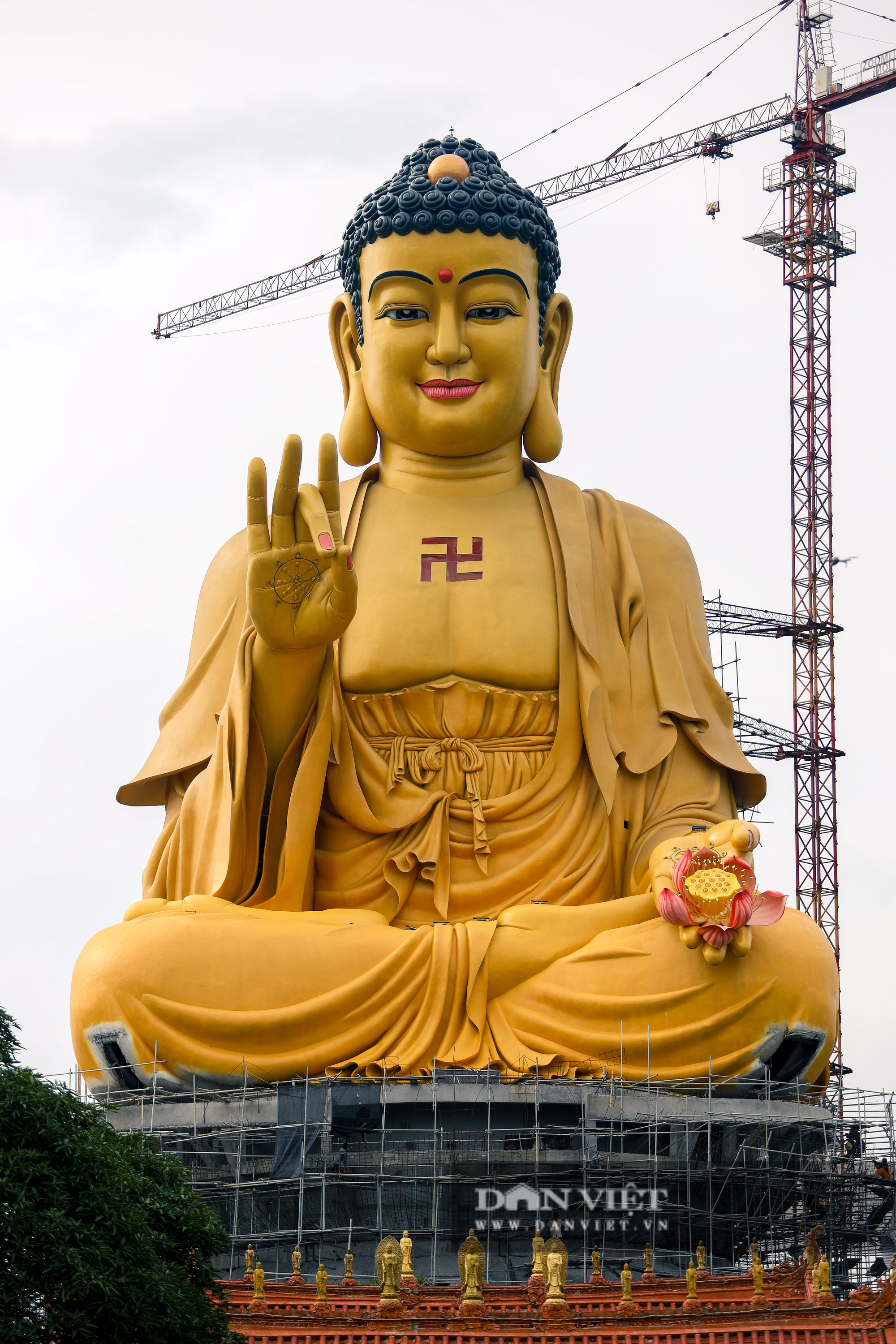 Đại tượng Phật lớn nhất Đông Nam Á là một công trình kiến trúc tuyệt đẹp, là nơi bạn có thể tìm thấy sự bình yên và tinh tấn của tôn giáo Phật giáo. Hãy tận hưởng cảm giác thoải mái và yên bình khi đến thăm công trình này.