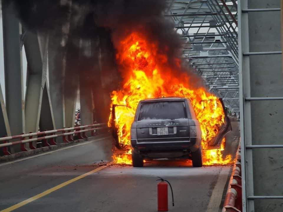 CLIP: Ô tô Range Rover bốc cháy dữ dội trên cầu Chương Dương - Ảnh 5.