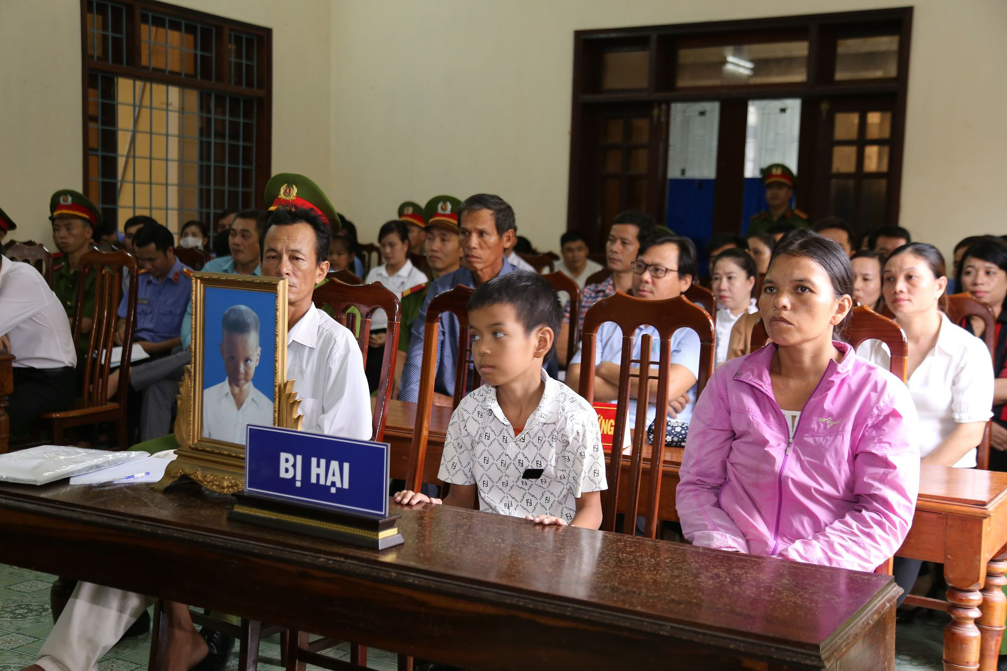 Nguyên chủ tịch và địa chính xã kêu oan tại phiên toà có hơn 40 nhân chứng, người liên quan - Ảnh 2.