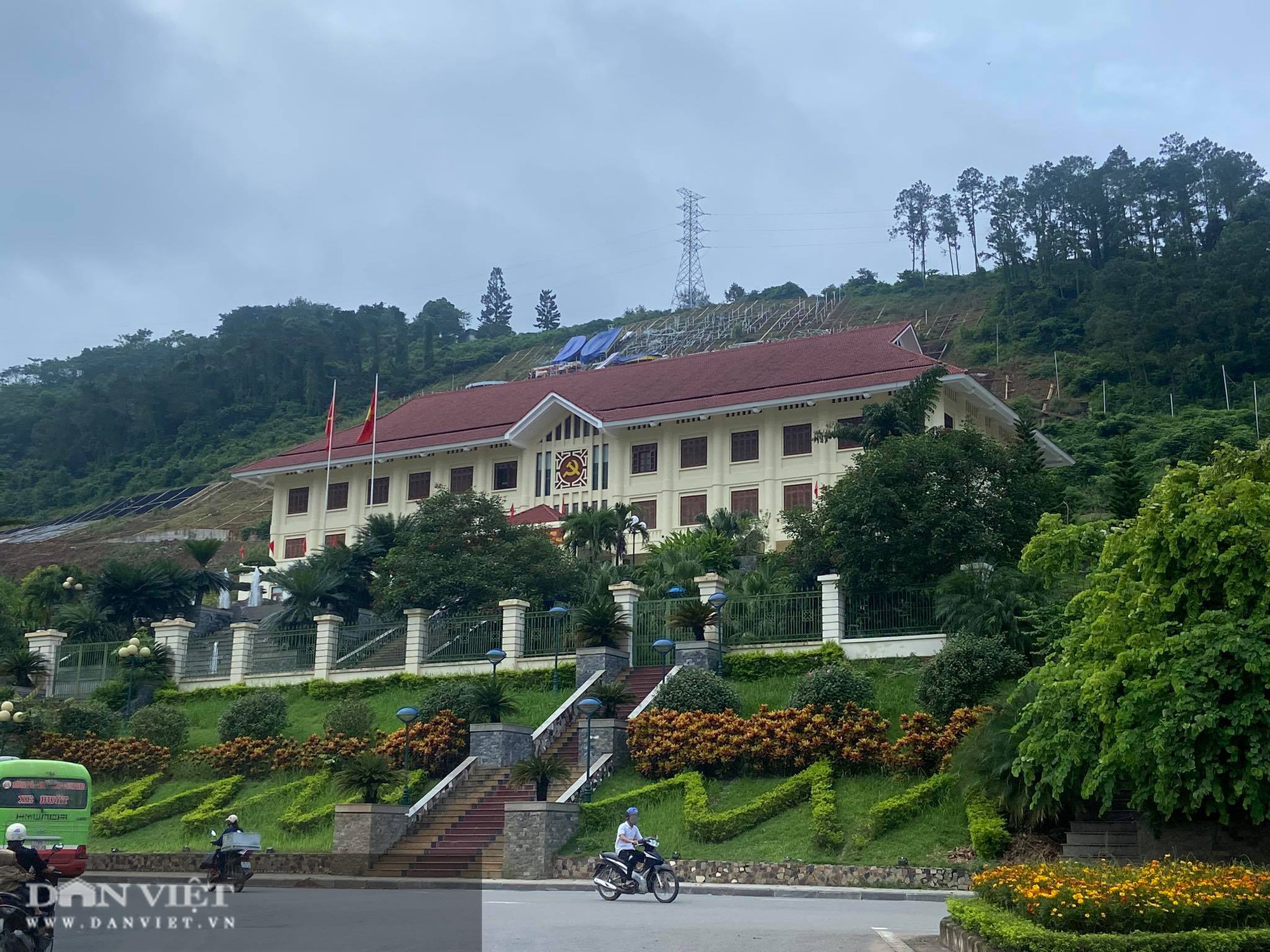 Hòa Bình: Lãnh đạo nói gì về chi hơn 10 tỷ làm khẩu hiệu đồi Ông Tượng - Ảnh 2.