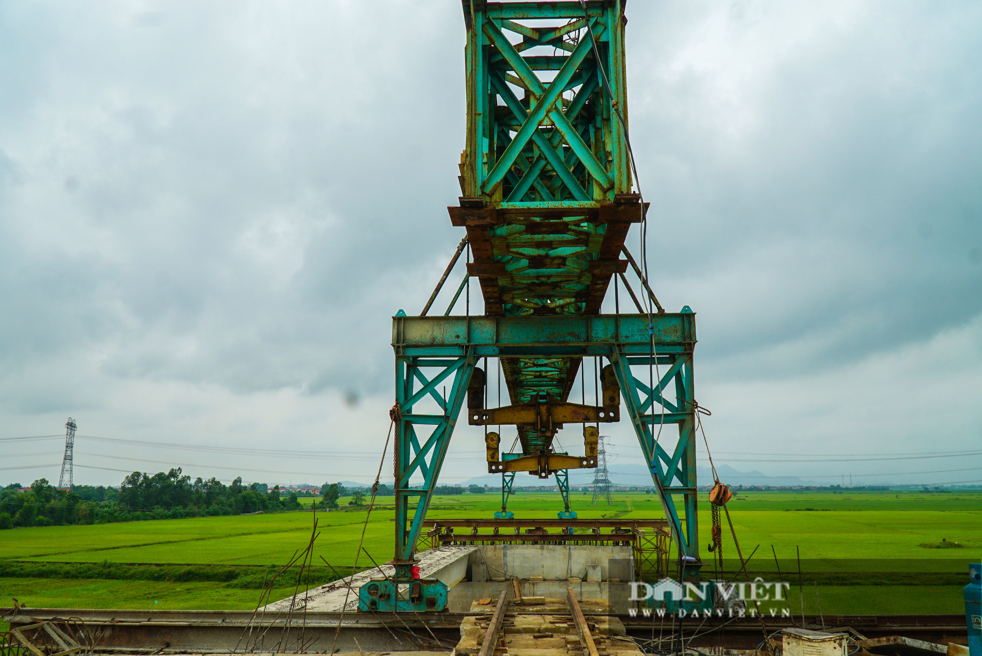 Chuẩn bị hoàn thiện cây cầu vượt sông nối liền Hà Nội - Bắc Giang - Ảnh 12.