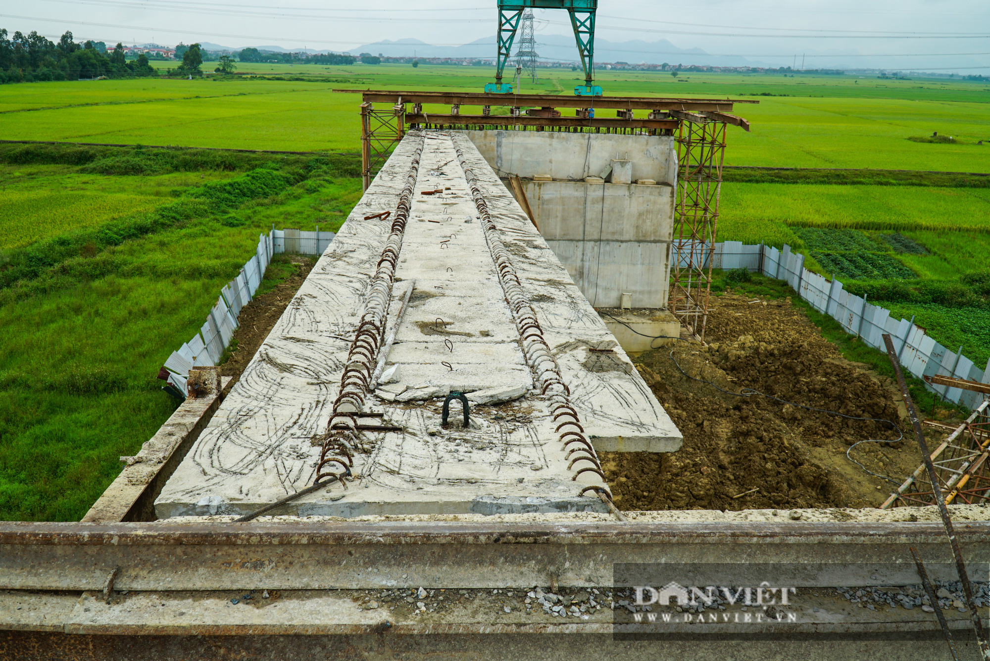 Chuẩn bị hoàn thiện cây cầu vượt sông nối liền Hà Nội - Bắc Giang - Ảnh 5.