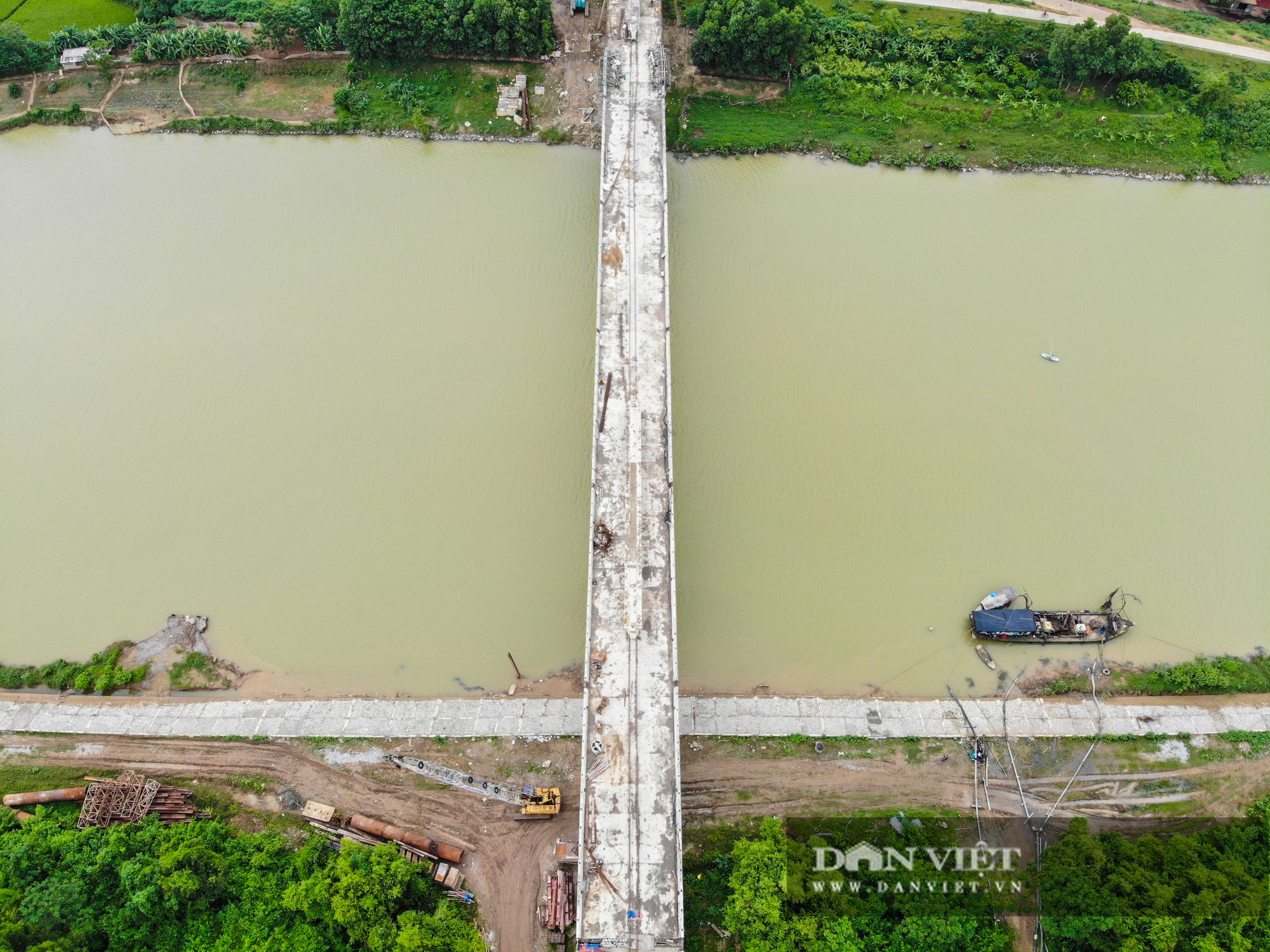 Chuẩn bị hoàn thiện cây cầu vượt sông nối liền Hà Nội - Bắc Giang - Ảnh 4.