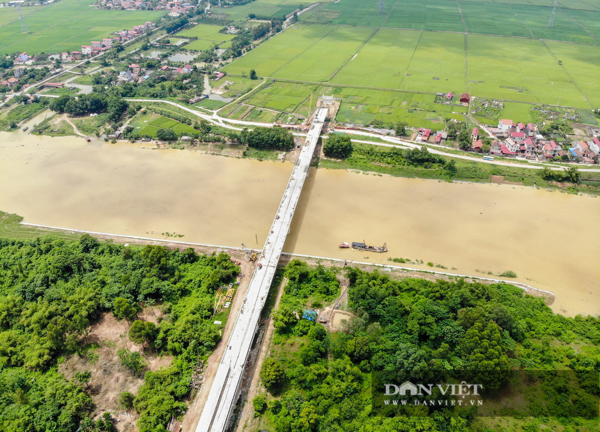 Chuẩn bị hoàn thiện cây cầu vượt sông nối liền Hà Nội - Bắc Giang - Ảnh 14.