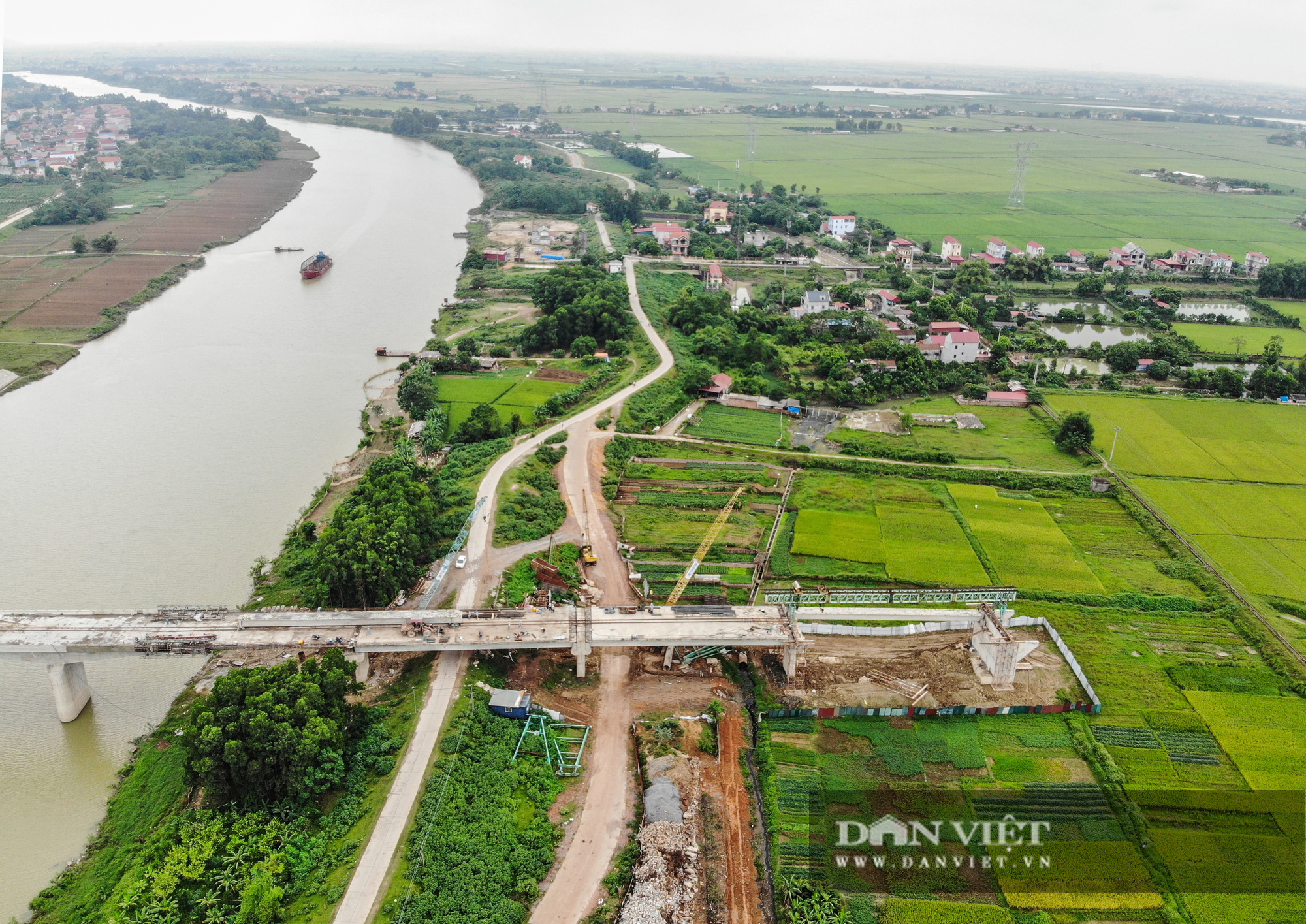 Chuẩn bị hoàn thiện cây cầu vượt sông nối liền Hà Nội - Bắc Giang - Ảnh 13.