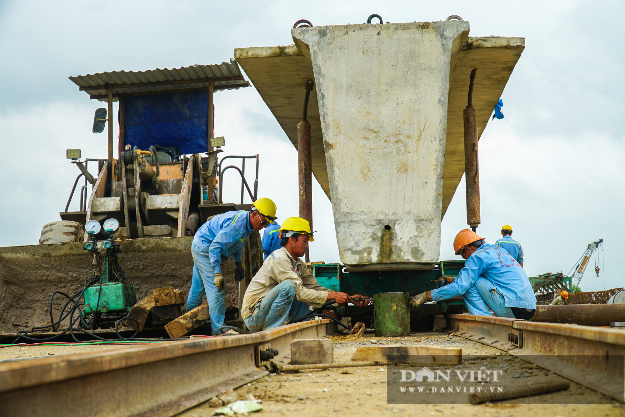 Chuẩn bị hoàn thiện cây cầu vượt sông nối liền Hà Nội - Bắc Giang - Ảnh 6.