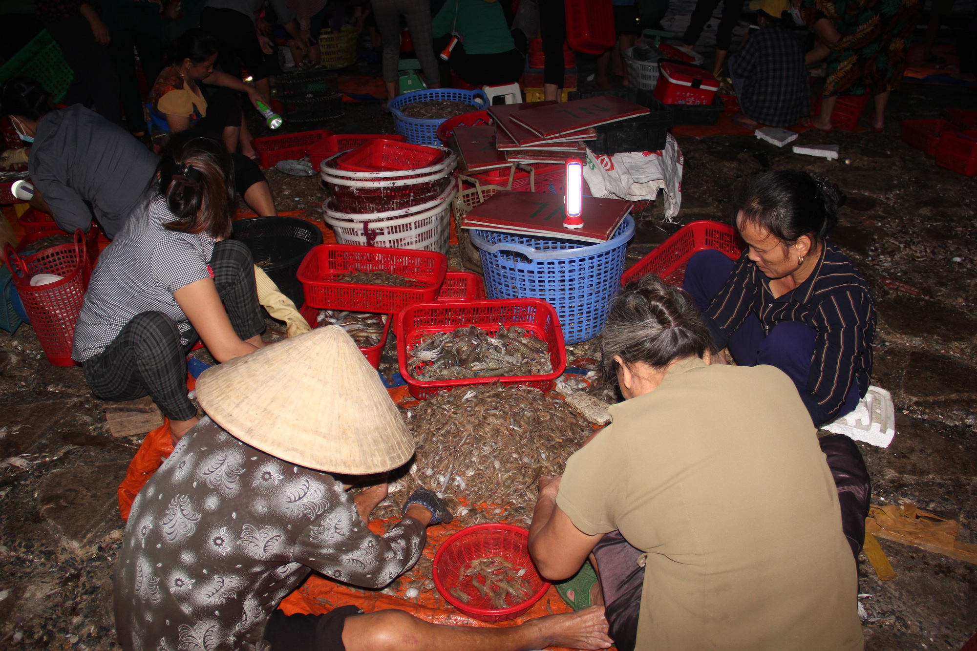 Độc đáo chợ cá truyền thống hơn 400 năm - Ảnh 4.